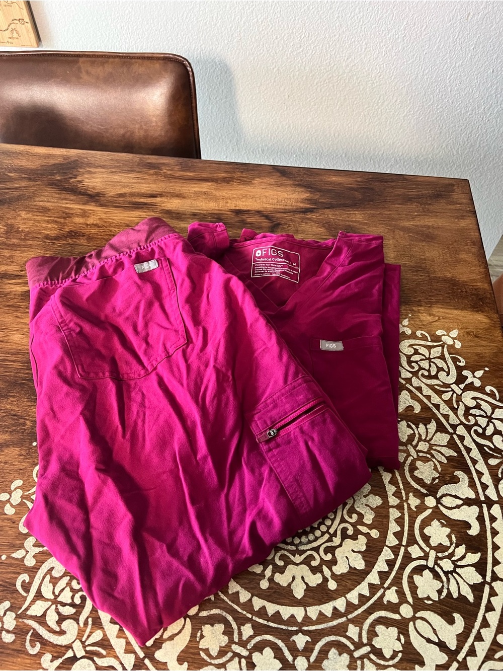 Figs Scrub Set in Fuchsia (Berry)